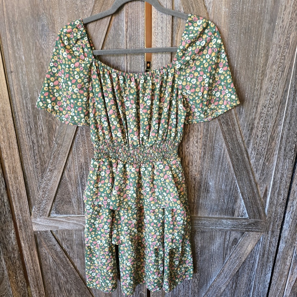 Pretty Garden Dress Women's Size M Green‎ Floral Short Sleeve Tiered Smocked